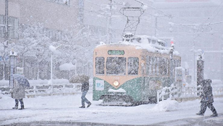 Japonya’daki yoğun kar 14 can aldı