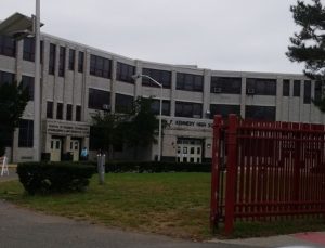 Paterson  JFK Lisesi’nde arbede, 3 silah ele geçirildi