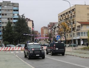 Kosova’da gerilim tırmanıyor: Sırplardan yeni barikatlar!