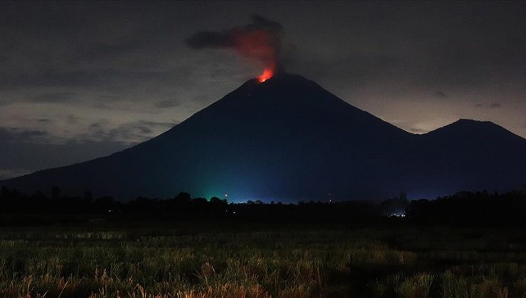 Endonezya’daki o zirveden lav püskürüyor