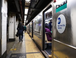 Hareket halindeki NY metrosunda tecavüz girişimi!