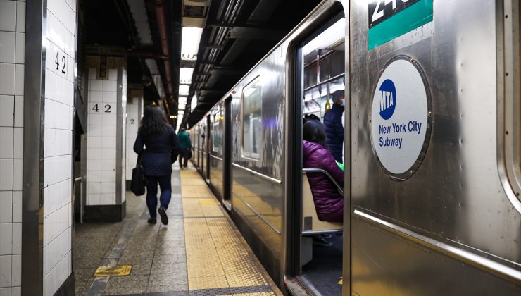 Hareket halindeki NY metrosunda tecavüz girişimi!