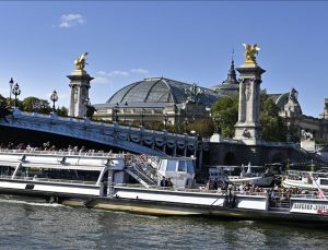 Paris’te tur ve gezi gemisi çalışanları greve gitti