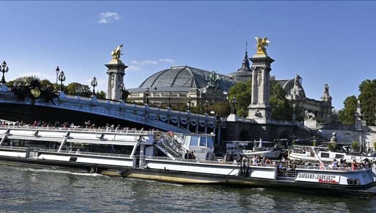 Paris’te tur ve gezi gemisi çalışanları greve gitti