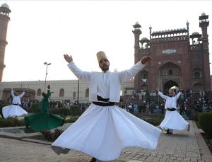 Türk semazenlerden Lahor’da sema