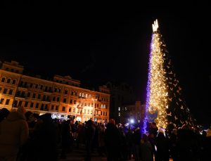 Savaşın gölgesindeki Ukrayna’nın ana noel ağacı jeneratör ile aydınlatıldı