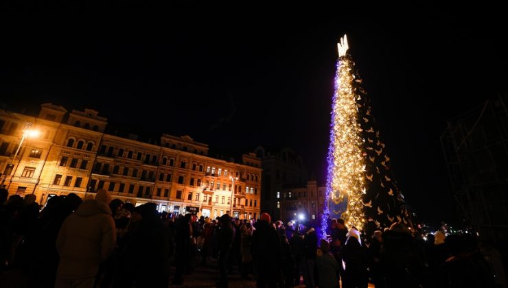 Savaşın gölgesindeki Ukrayna’nın ana noel ağacı jeneratör ile aydınlatıldı