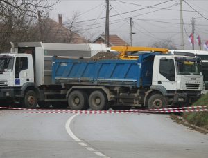 Kosova’nın kuzeyinde kurulan yeni barikatların çevresinde durum sakin