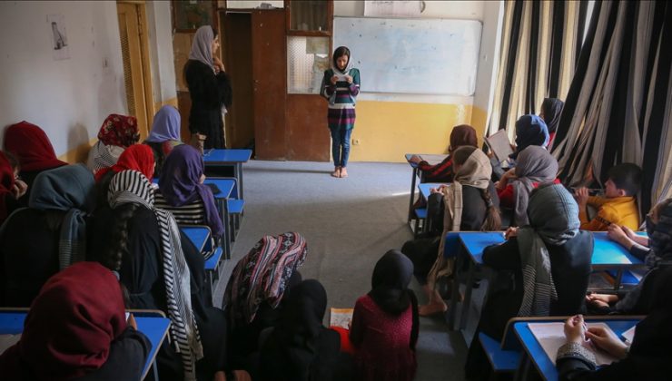 Afganistan’da kızların üniversitedeki eğitimlerine ara verildi