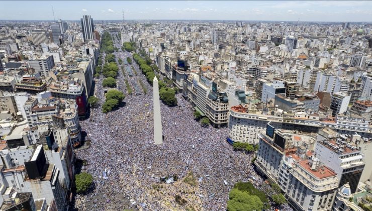 Arjantin’de milli takımlarını bekleyen halk başkent sokaklarını doldurdu