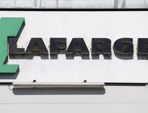 Fransa’da çevrecilerin tahrip ettiği Lafarge’ın bir fabrikasının faaliyeti durduruldu