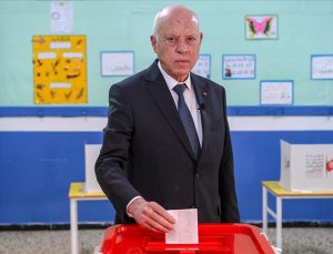 Tunus’ta genel seçim sonrası Cumhurbaşkanı Said’in meşruiyeti tartışılıyor
