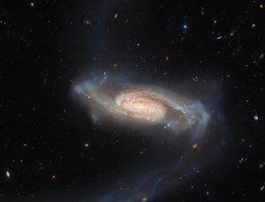Hubble Uzay Teleskobu tuhaf kollu yeni bir galaksi keşfetti