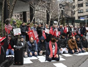 İsveç’te Kur’an-ı Kerim’in yakılması New York’ta protesto edildi