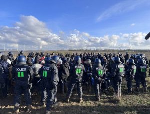 Lützerath’taki madene karşı çıkan çevrecilere polis sert müdahale etti