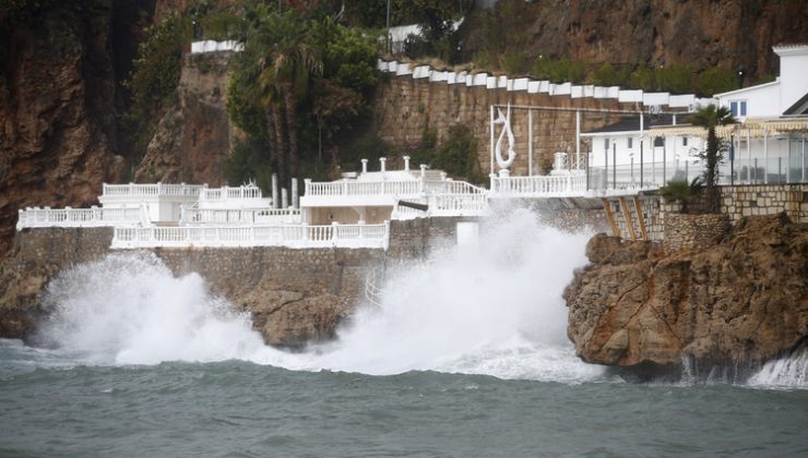 Antalya’da kuvvetli yağış ve fırtına sürüyor