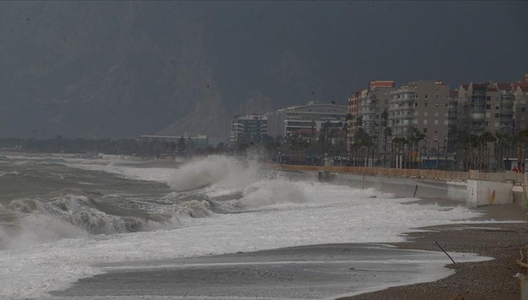 Antalya’da fırtına hayatı olumsuz etkiliyor