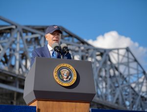 Biden göçmenlere gaf gibi uyarı: ‘Sınırda öylece görünmeyin’