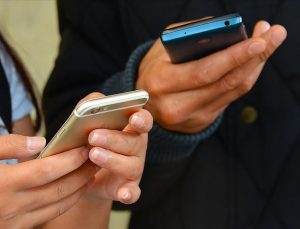 Fransa’da “akıllı telefon istilasına” karşı yasak, kamu kurumlarında kullanılmayacak