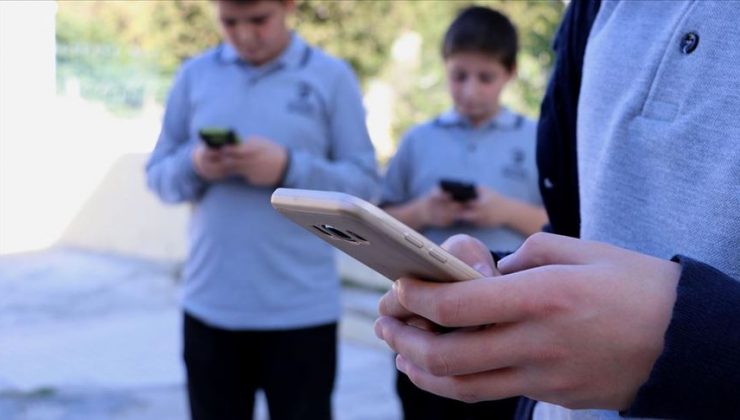 İspanya’da 16 yaş altına cep telefonu kullanımına yasak getirilmesi tartışılıyor