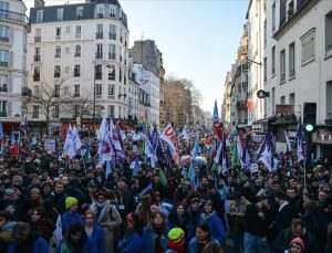 Paris’te gençler emeklilik reformuna karşı yürüdü