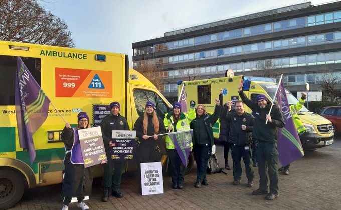 İngiltere ve Galler’de ambulans çalışanları grevde