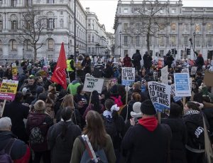 Londra’da hükümetin sağlık politikası protesto edildi