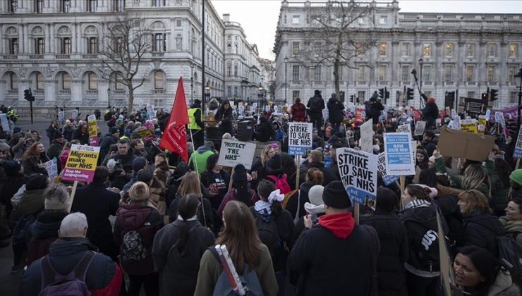 Londra’da hükümetin sağlık politikası protesto edildi