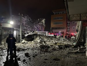 İzmir’de yıkımı süren emniyet binası çöktü