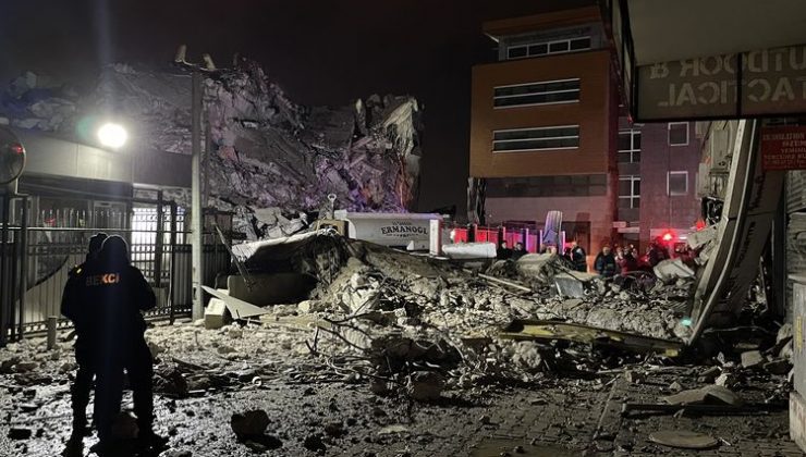 İzmir’de yıkımı süren emniyet binası çöktü