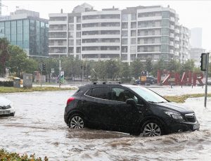 İzmir’de sağanak nedeniyle su baskınları oluştu