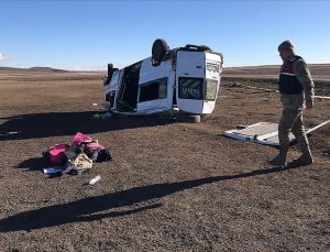 Kars’ta öğrenci servisi devrildi: 1 ölü, 14 yaralı