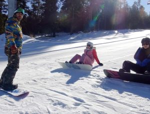 Cıbıltepe’de tatilciler kayak keyfi yaşadı