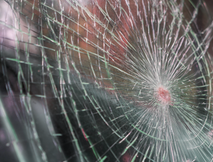 Times Meydanı’ndaki polis aracının camları kırıldı