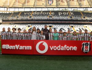 Vodafone’un desteklediği kız futbolcular ünlü isimlerle penaltı atışı yaptı