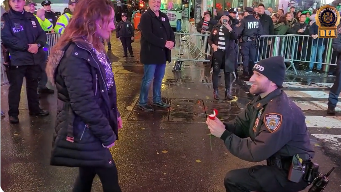 NYPD polisinden yılbaşı gecesi evlilik teklifi