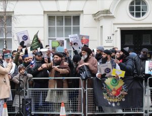 Kur’an-ı Kerim yakılması Londra’da protesto edildi