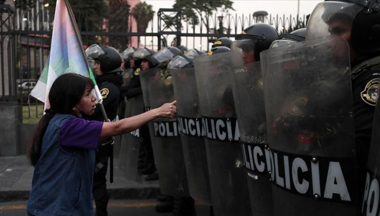 Peru’da protestocular havaalanına zorla girmeye çalıştı