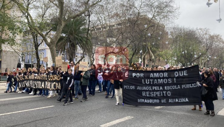 Portekiz’de on binlerce öğretmenden protesto