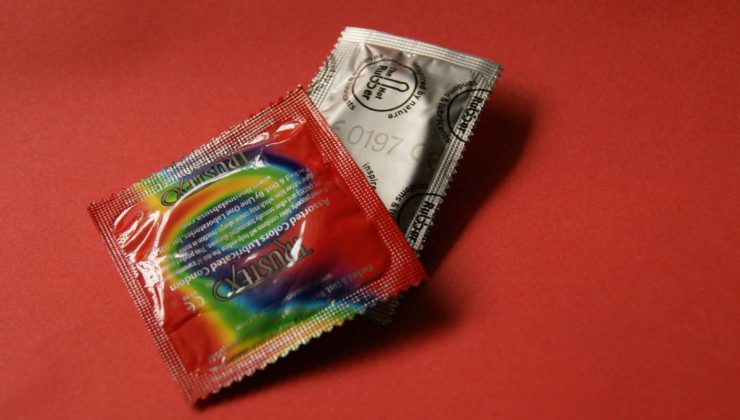 İspanya’da hükümet gençlere ücretsiz prezervatif dağıtacak