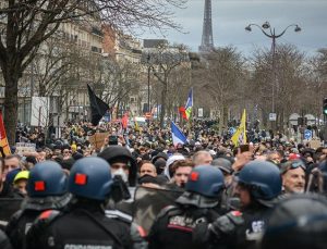 Paris’te sarı yeleklilerden hükümet karşıtı gösteri