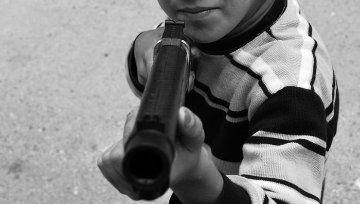 12 yaşındaki çocuk, 2 liseliyi silahla vurdu!