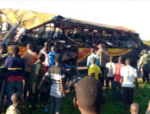 Yolcu otobüsü duran araca çarptı, 16 kişi öldü