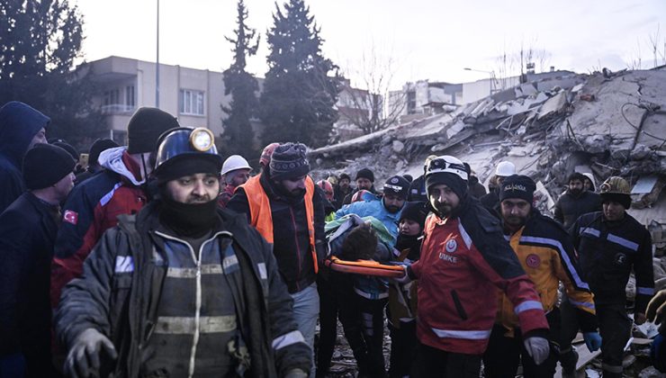 Adıyaman’da 12 yaşındaki çocuk enkazdan futbol sohbeti eşliğinde çıkarıldı