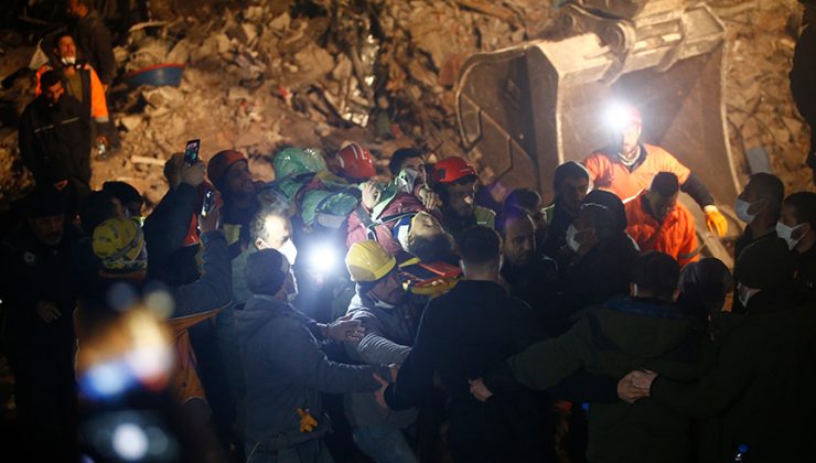 Hatay’da depremin 159. saatinde bir kadın enkazdan sağ çıkarıldı