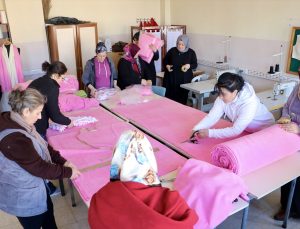 Öğretmenler depremzedeler için battaniye dikip soba üretiyor