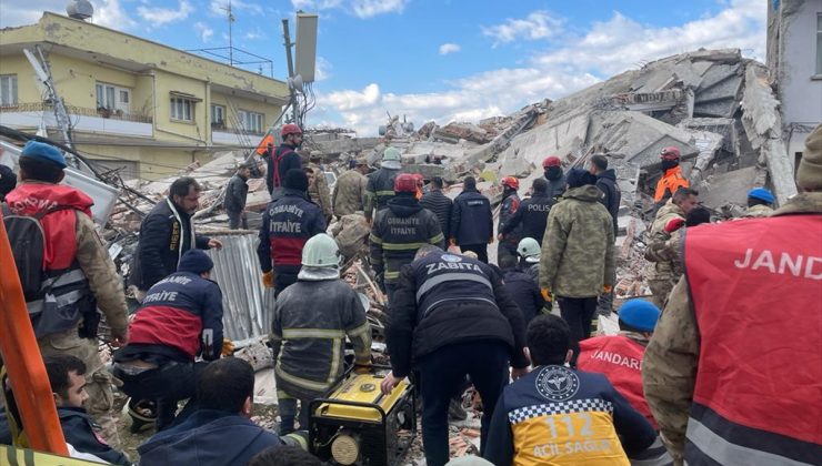 Depremde hasar gören  bina çöktü