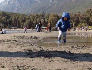 Fethiye’de deniz suyu çekildi