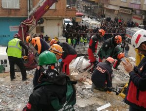 Bitlis İHH  51 kişiyi enkazdan kurtardı