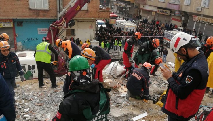 Bitlis İHH  51 kişiyi enkazdan kurtardı